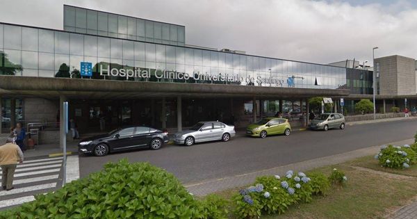 Foto: Hospital Clínico Universitario de Santiago-CHUS, en A Coruña, donde han sido trasladados dos heridos por el accidente. (Google Maps)