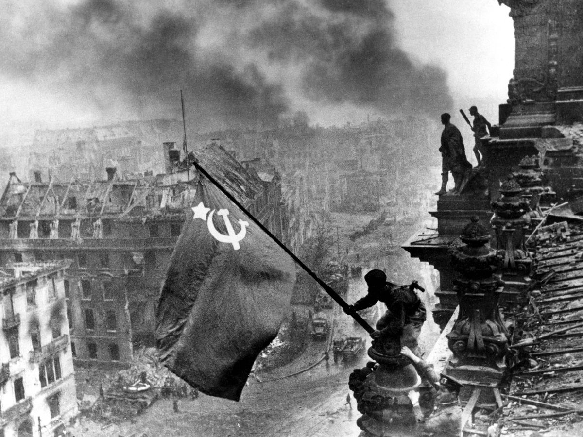 Foto: Un soldado soviético pone la bandera de la URSS en el Reichstag de Berlín, el 2 de mayo de 1945. (EFE)