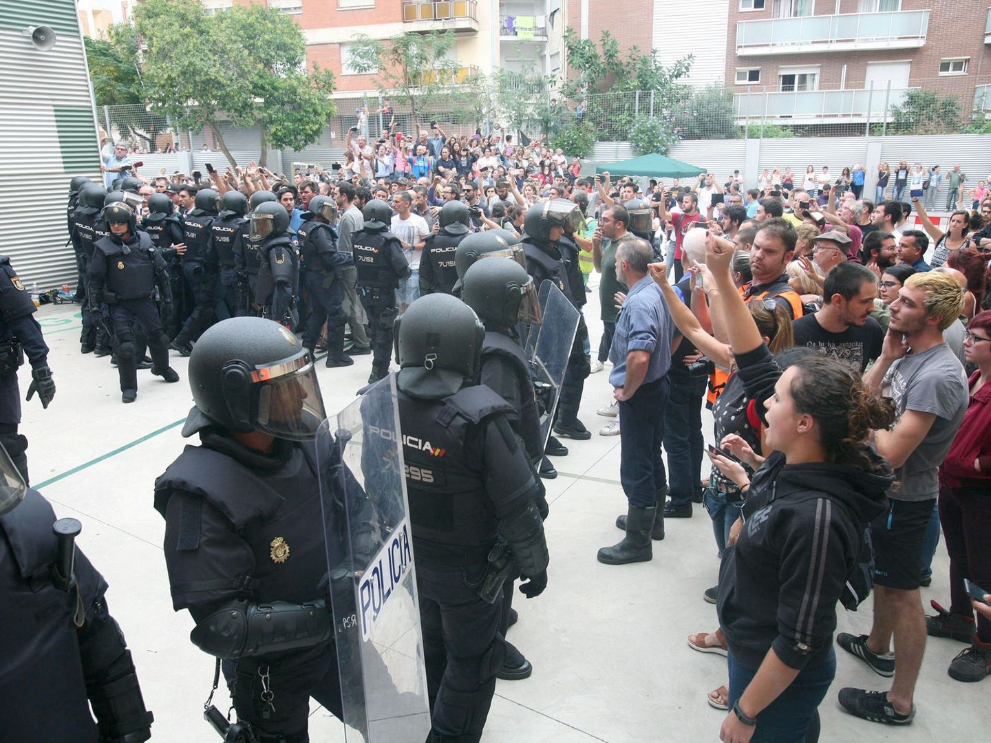 Agentes de la policía nacional en Tarragona el 1-O. (EFE)