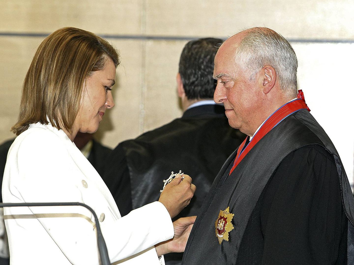 El decano de Ciudad Real, Cipriano Arteche (a la derecha), es condecorado por María Dolores de Cospedal, expresidenta de Castilla-La Mancha. (EFE)