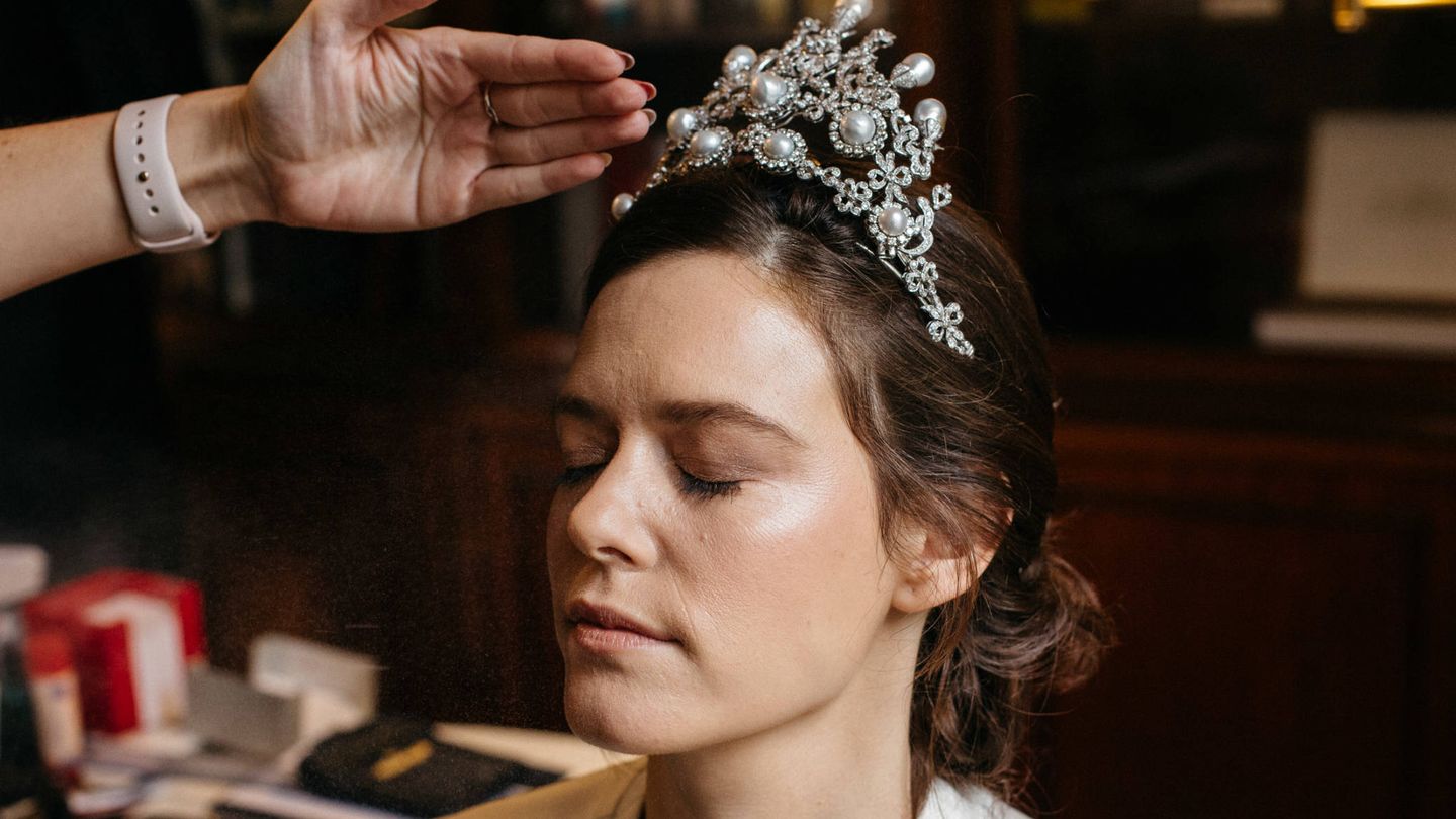 La corona es un collar adaptado de su abuela la duquesa de Pastrana. (Foto: Retratos de un instante)