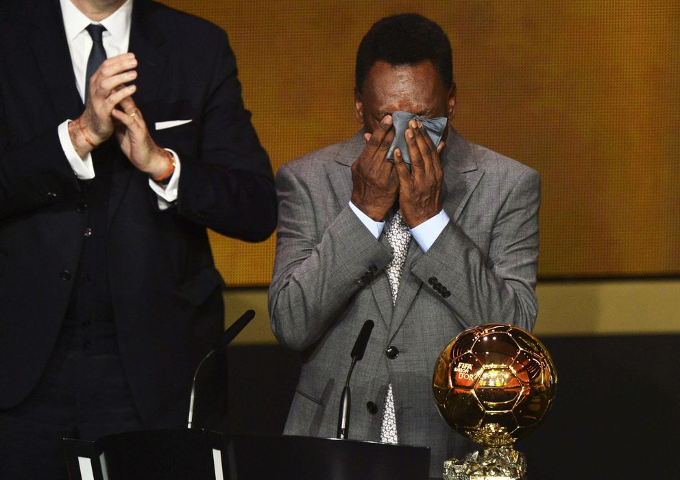 Foto: Pelé se seca las lágrimas al recibir el premio de honor al mejor jugador de la historia (Efe). 