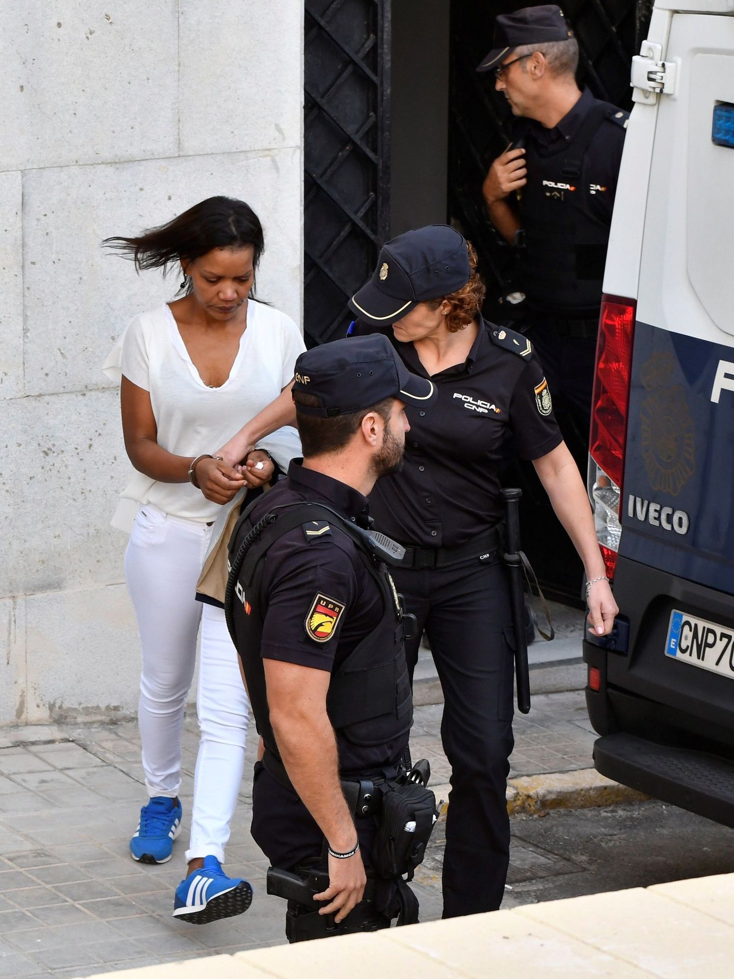 Ana Julia Quezada, custodiada por la Policía Nacional, a su salida este mediodía de la Audiencia Provincial de Almería. (EFE)