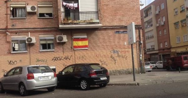 Foto: Una bandera española en un modesto barrio madrileño. (D. B)
