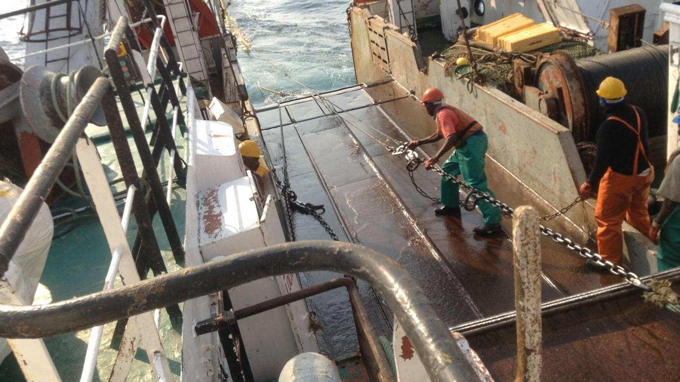 Foto: Trabajo de marineros a bordo de un barco de pesca de altura. (Antonio Soage)