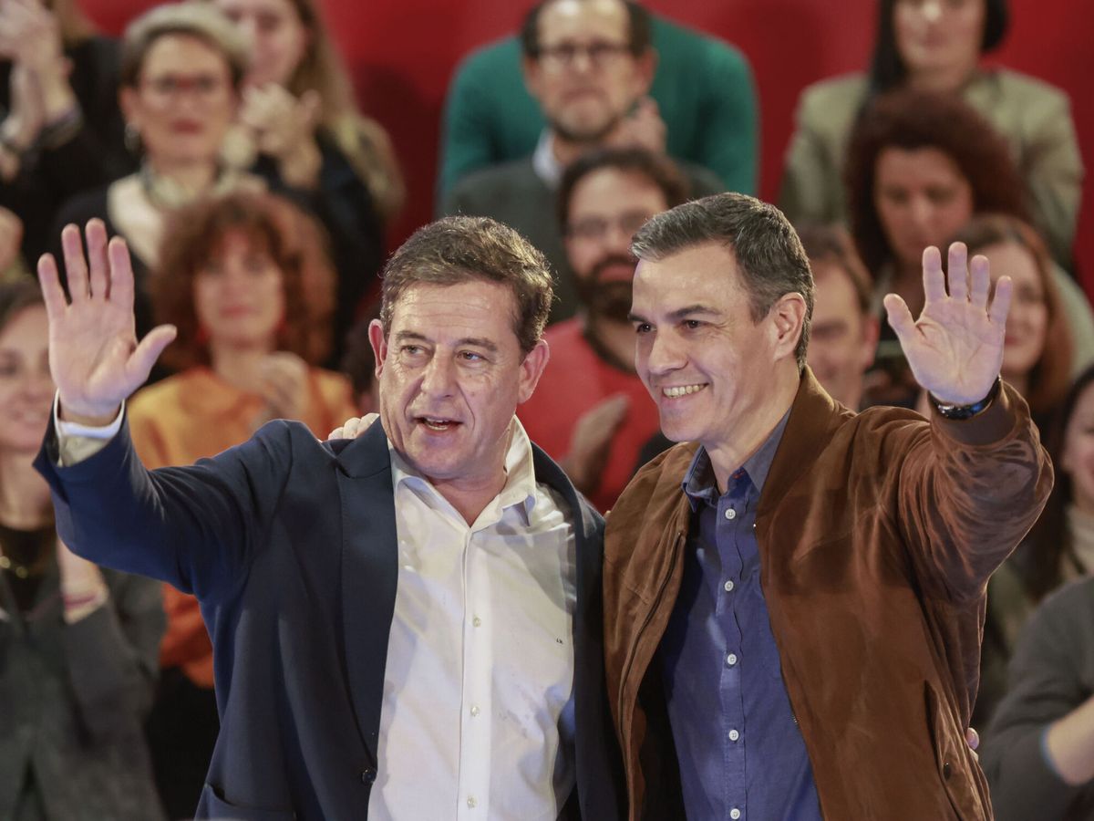 Foto: El presidente del Gobierno, Pedro Sánchez, con el candidato socialista a la Xunta, José Ramón Gómez Besteiro. (EFE/Lavandeira jr)