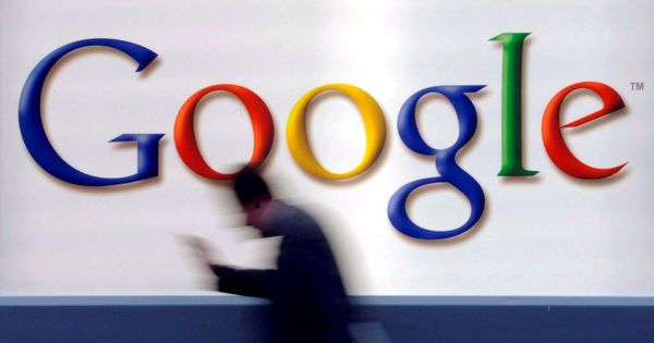 Foto: Foto de archivo de un hombre mientras pasa delante del logotipo de Google en Fráncfort. (EFE)
