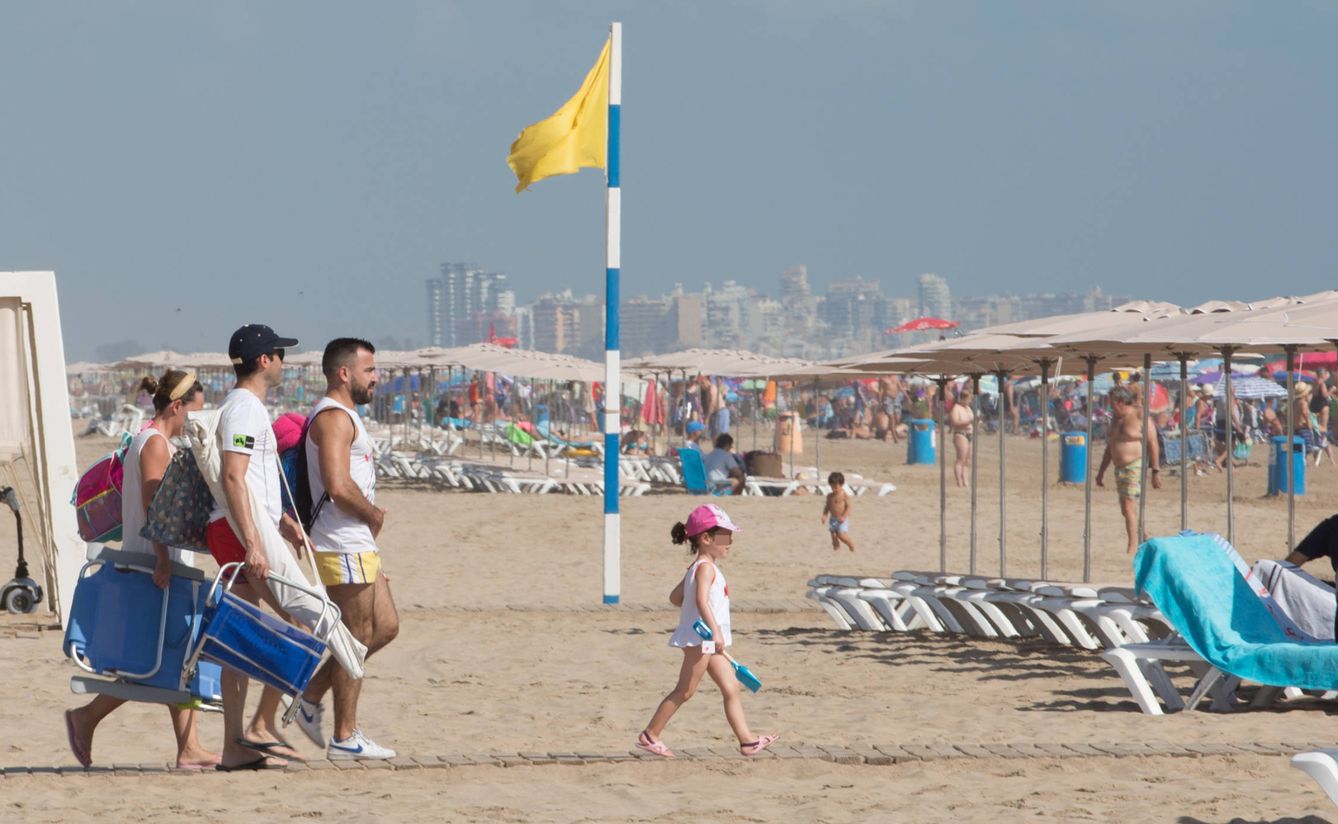 Una familia acude a la playa en los primeros días de agosto. (D.B.)