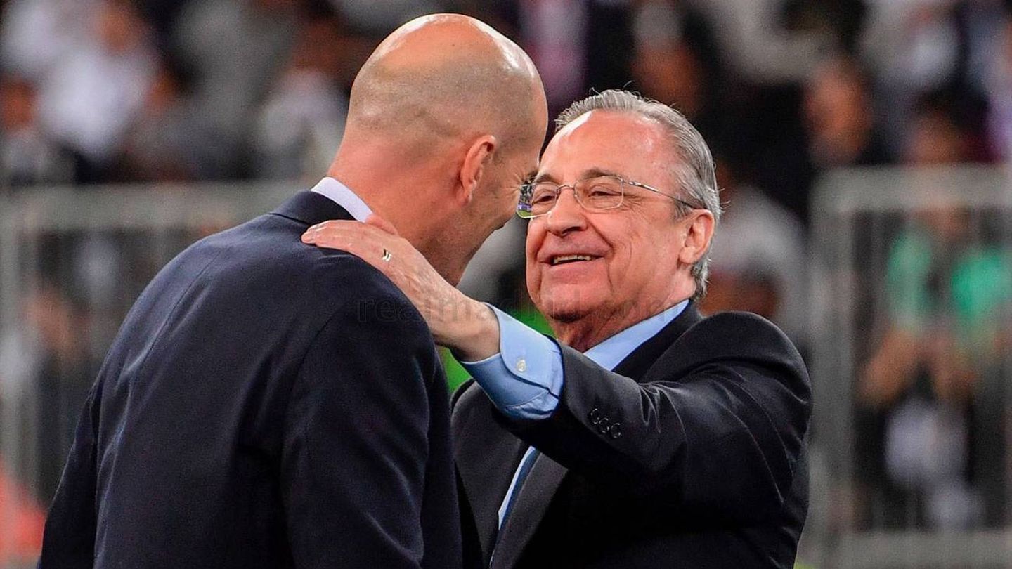 Florentino Pérez felicita a Zidane en Yeda tras ganar la Supercopa de España. (Real Madrid)