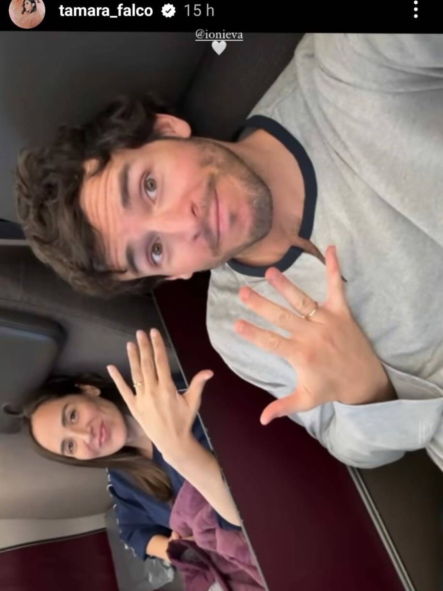 Tamara e Íñigo presumen de alianzas a bordo de un avión en su luna de miel. (Instagram/@tamara_falco)