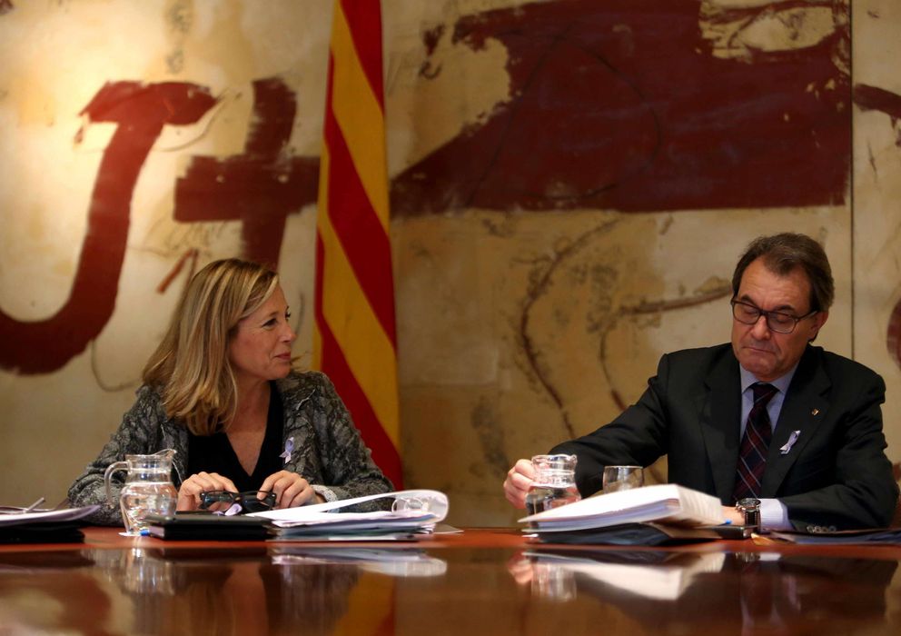 Foto: El presidente de la Generalitat, Artur Mas (d), junto a la vicepresidenta, Joana Ortega (i) (Efe)