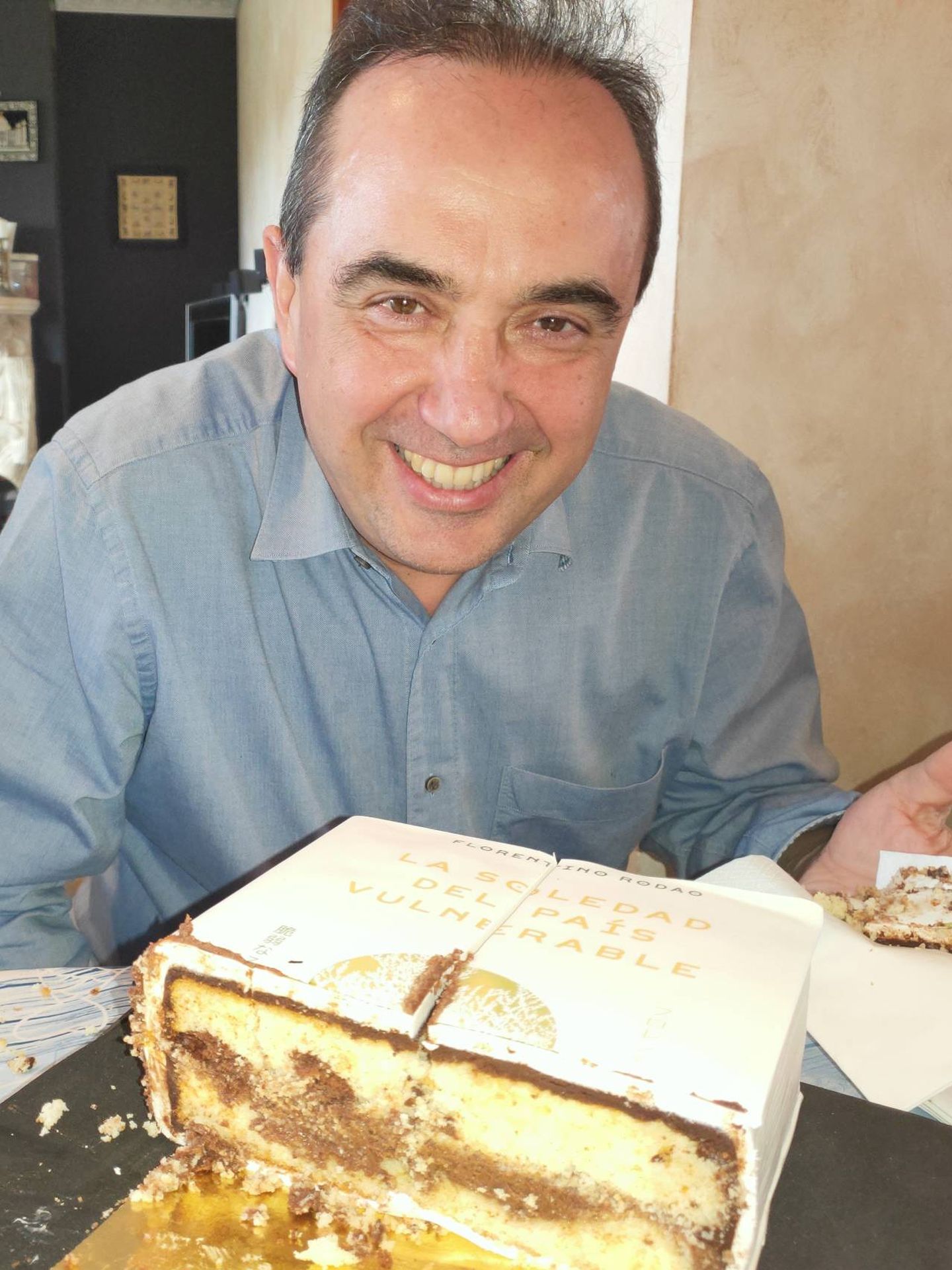 Florentino Rodao, con una tarta con la portada del libro. 