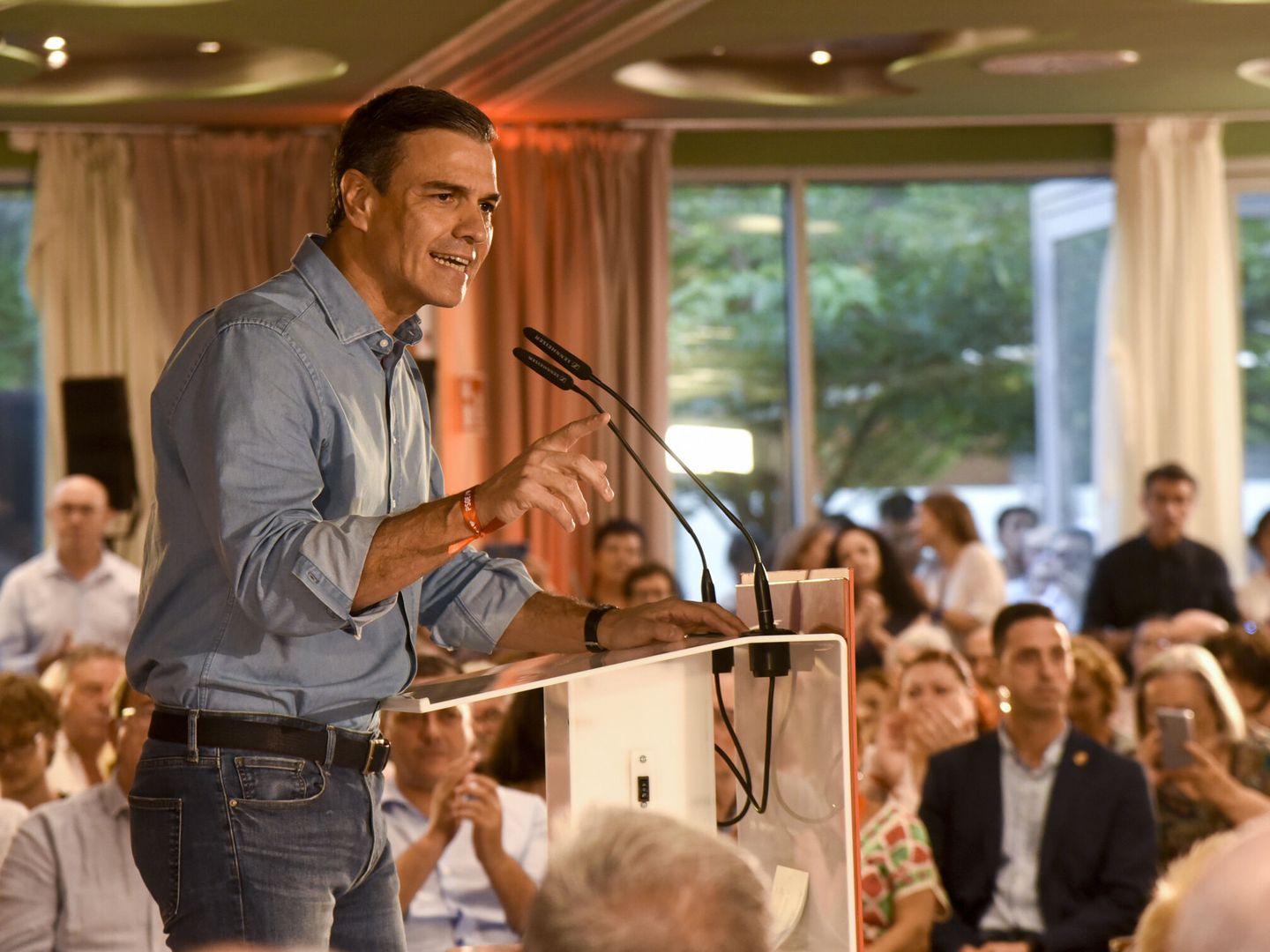 El presidente del Gobierno y candidato a la reelección por el PSOE, Pedro Sánchez, participa en un acto de campaña con motivo de las elecciones generales este lunes, en Huesca (Aragón). (EFE/Javier Blasco)