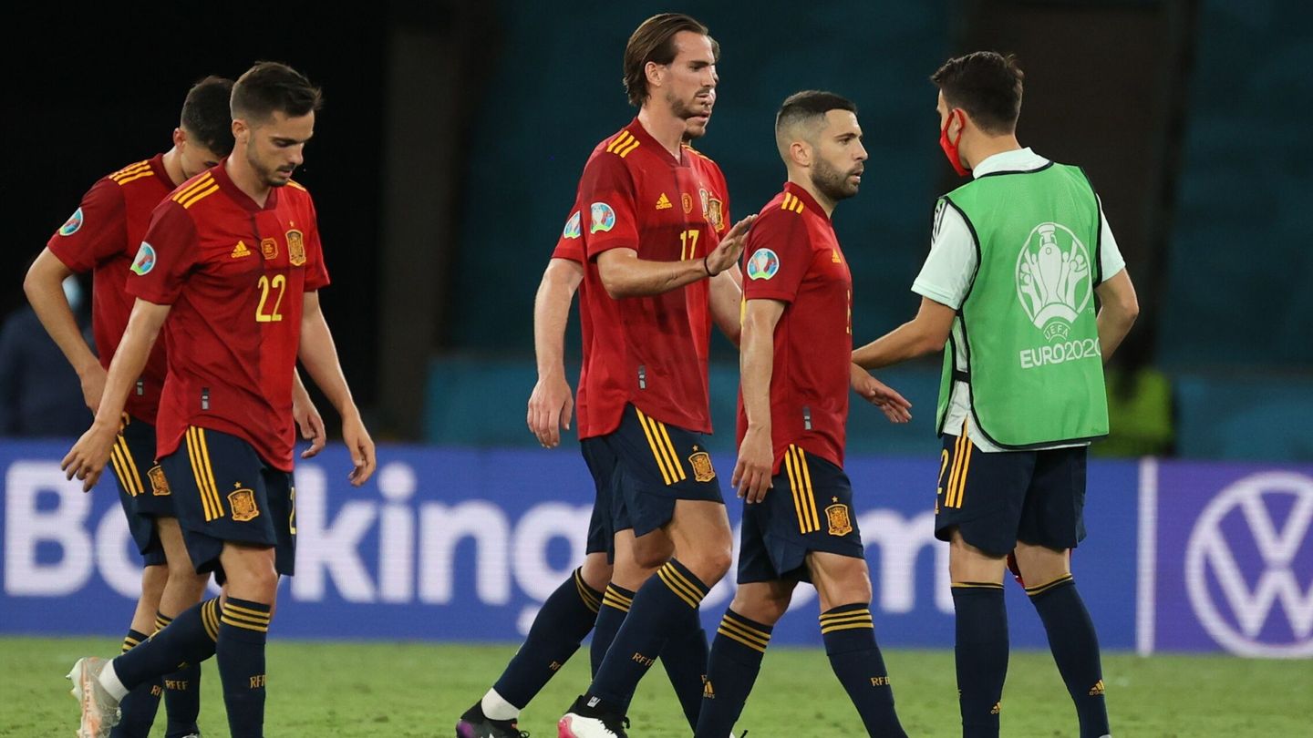 Los jugadores españoles se retiran al vestuario tras el decepcionante empate ante Polonia. (EFE)