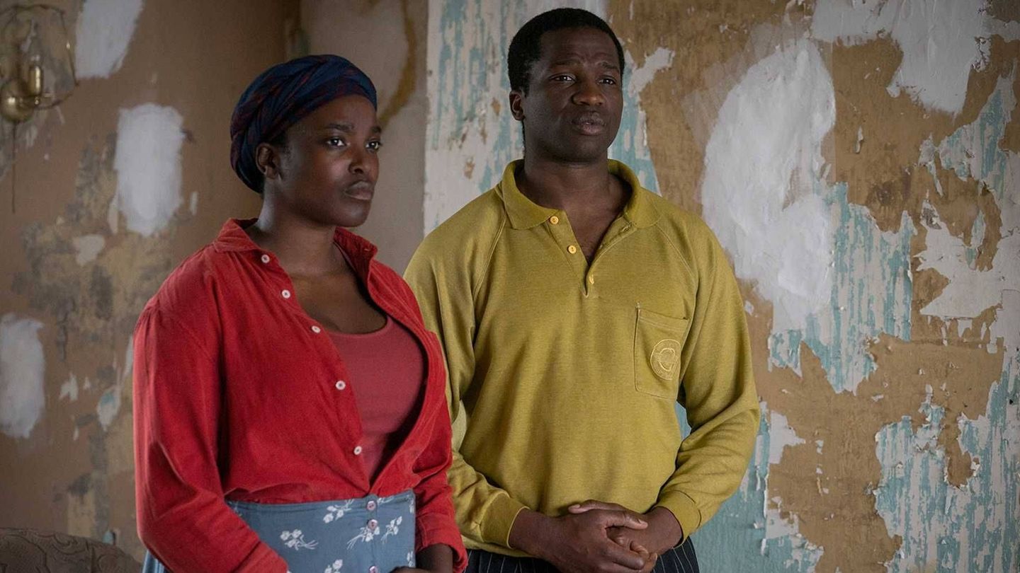 Sope Dirisu y Wunmi Mosaku son una pareja de refugiados que llega a una Inglaterra terrorífica. (Netflix)