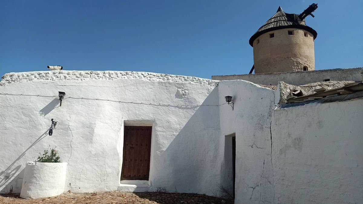 El pueblo que financia su 'esencia manchega' pintando sus casas de blanco y añil