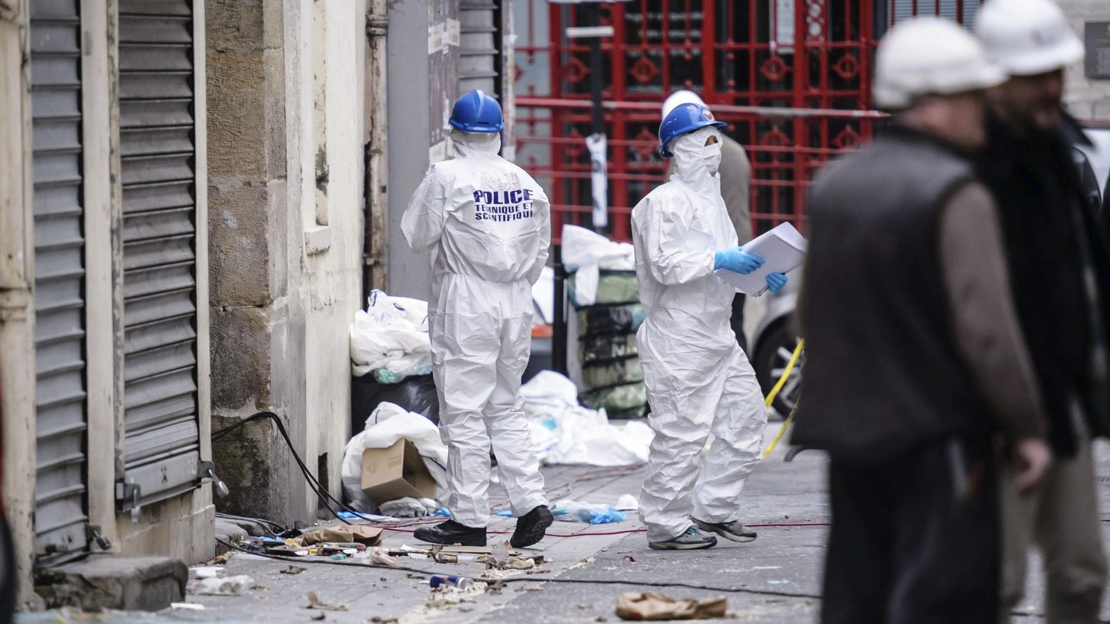 Foto: La policía forense francesa ya intervino en busca de armas químicas y bacteriológicas tras los atentados de París en noviembre de 2015. (EFE)