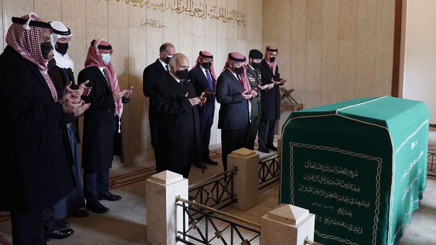 La última aparición pública del príncipe Hamzah, con Abdalá y otros miembros de su familia. (EFE/Corte Hachemita/Youssef Allan)