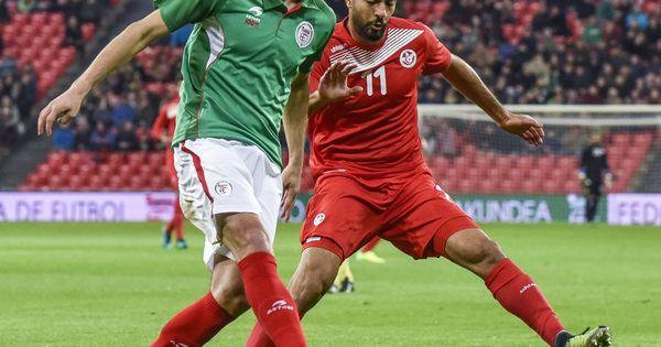 Foto: El jugador del Athlétic Mikel San José disputa el balón con Taha Yassine Khenissi (Túnez) en el último partido de la selección vasca en San Mamés. (EFE) 