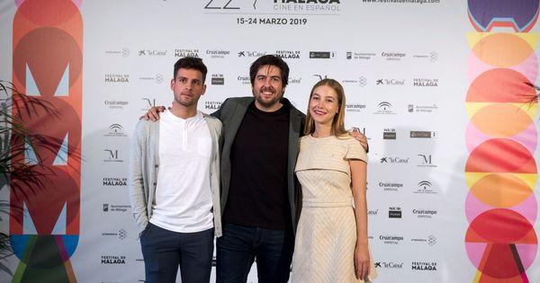 Foto: El director de 'La banda' (Roberto Bueso), junto a Gonzalo Fernández y Charlotte Vega (EFE). 