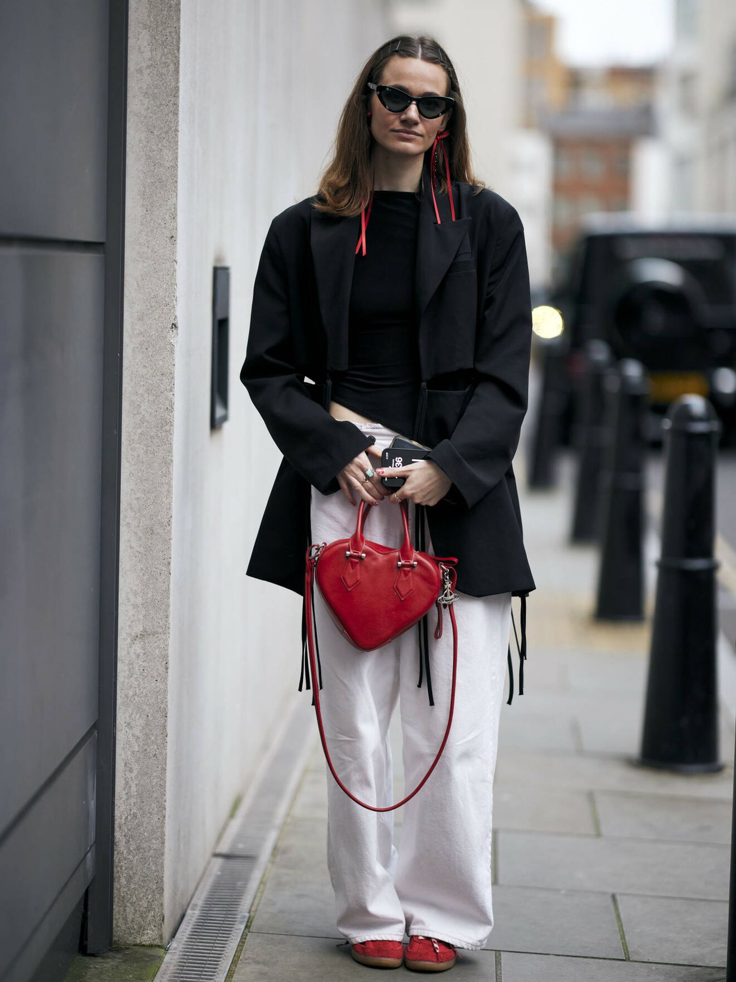 Un look con pantalón blanco visto por las calles de Londres. (Launchmetrics Spotlight)