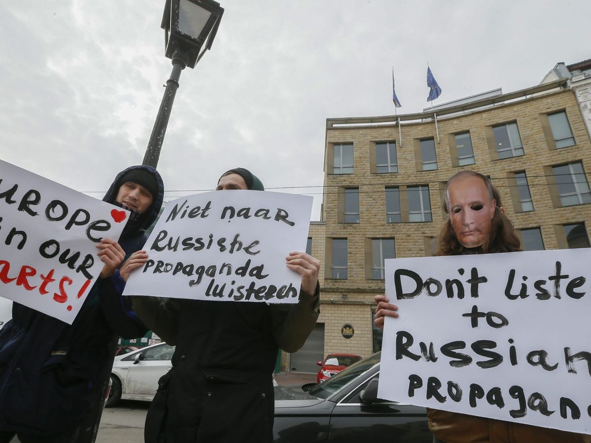 Foto: Protestas ante la propaganda rusa. (EFE/Sergey Dolzhenko)