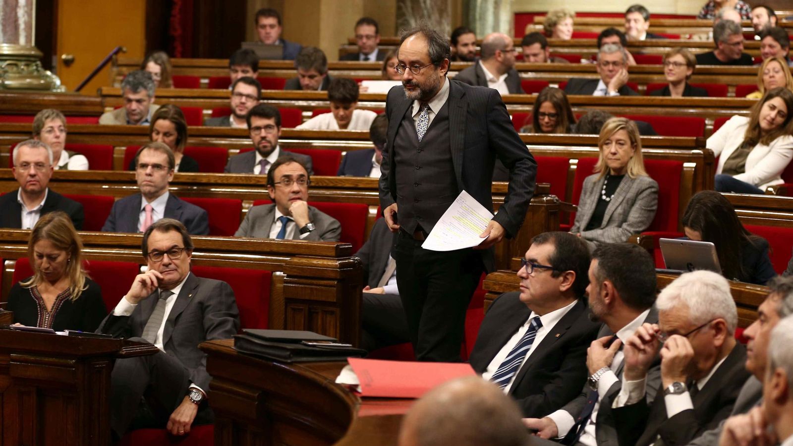 Foto: Artur Mas sentado, ve pasar al líder de la CUP Antonio Baños en el segundo debate de investidura. (EFE)