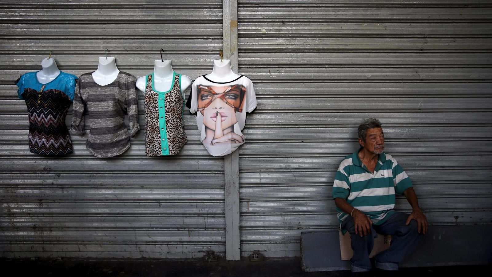 Foto: Vendedor de ropa en el centro de Caracas (Reuters)