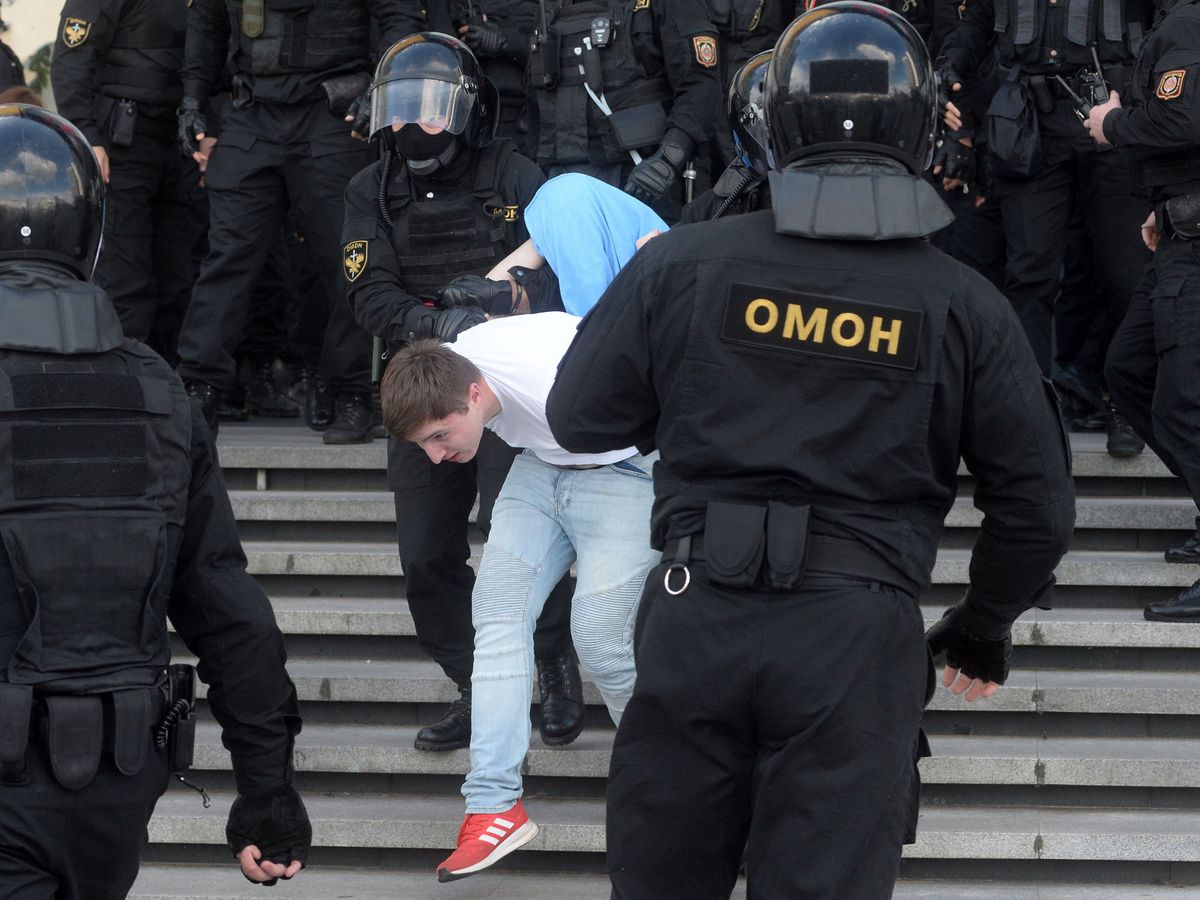 Foto: Un policía bielorruso detiene a un manifestante. (Reuters)