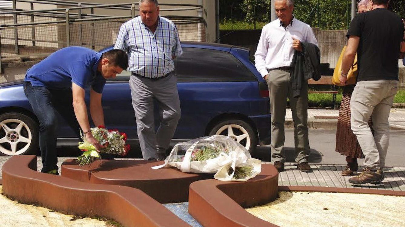 Foto: Imagen del monumento en honor a Juan María Jáuregui. En la imagen, el exetarra Ibon Exezarreta, quien participó en el asesinato, deja unas flores en el monumento (EFE)