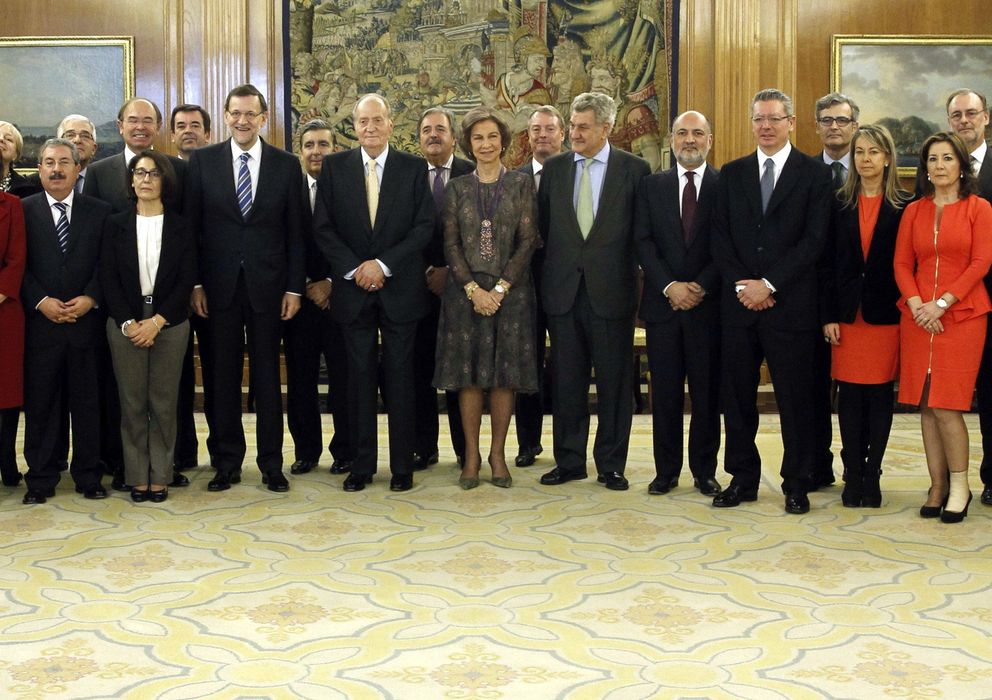 Foto: Los Reyes Juan Carlos y Sofía y el presidente Mariano Rajoy posan con los veinte nuevos vocales del CGPJ (EFE)