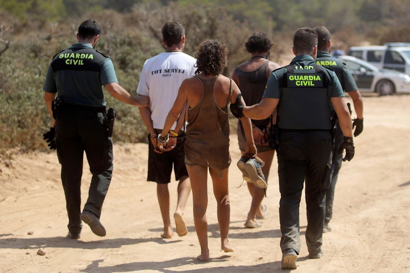Detención de organizadores de una fiesta ilegal en Ibiza, en una imagen de archivo. (EFE)