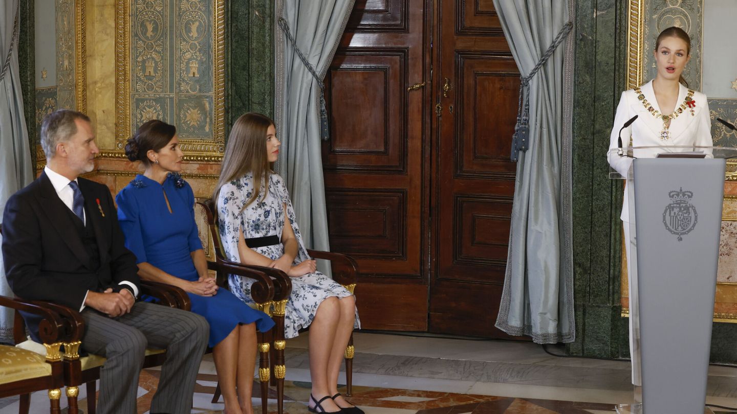 La princesa Leonor pronuncia su primer discurso tras jurar la Constitución en el Congreso y recibir el collar de la Orden de Carlos III. (EFE/Pool/Juanjo Martín)