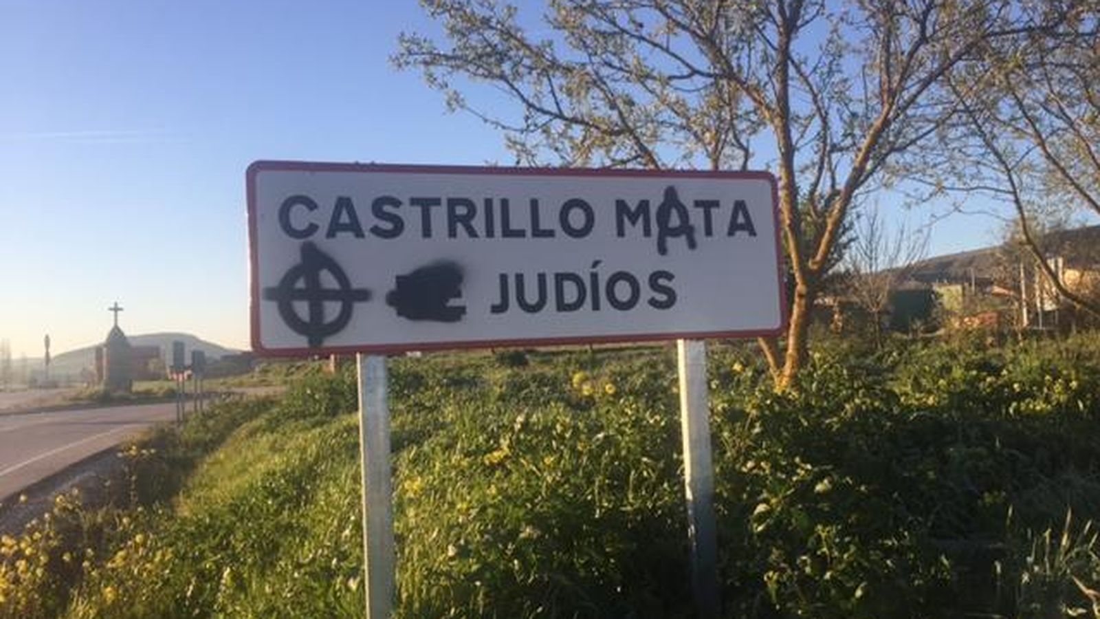 Foto: Castrillo Mota de Judíos tendrá que poner un cartel de acceso nuevo tras ser vandalizado el pasado domingo. (EC)