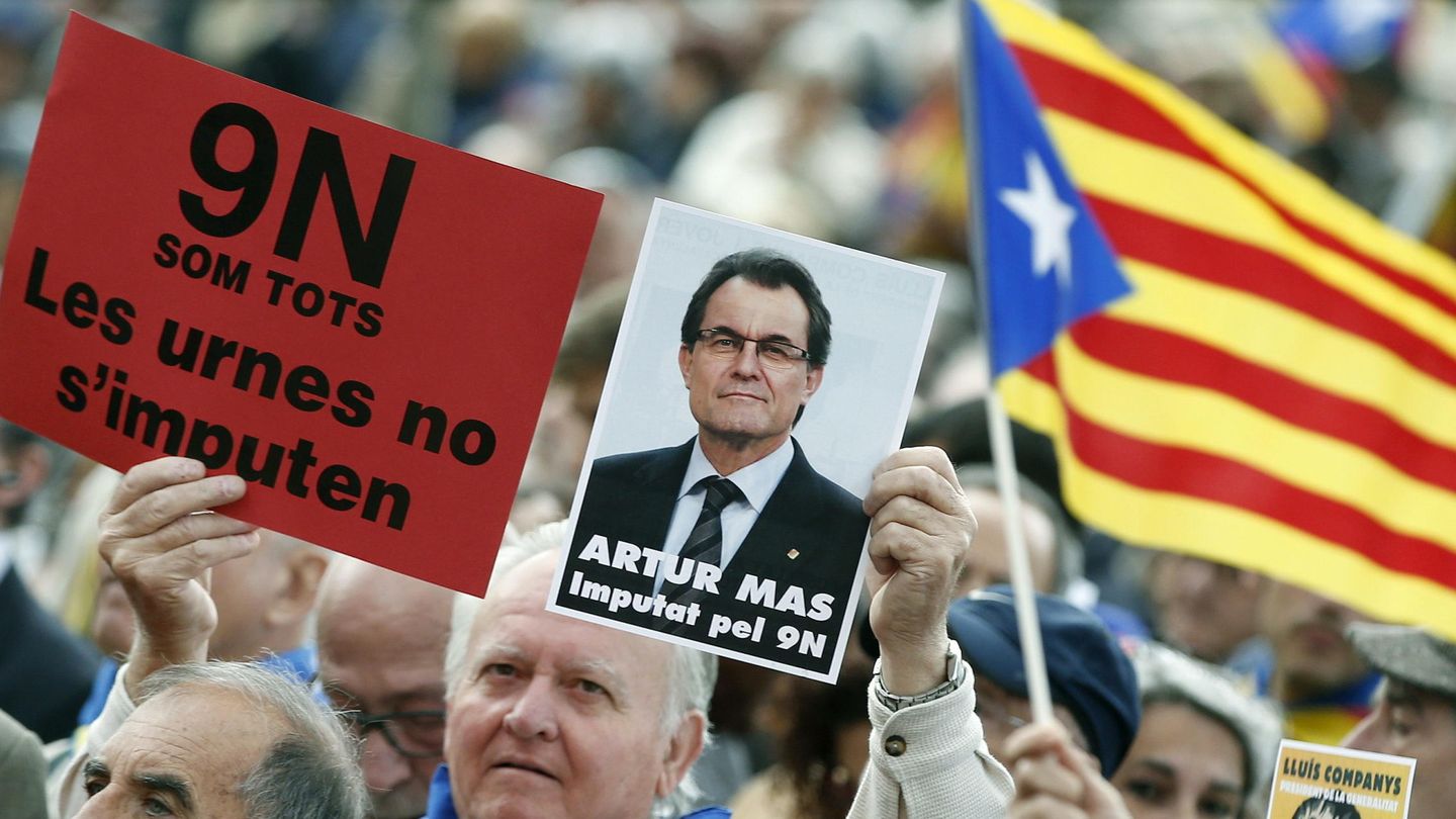 Manifestantes por la independencia de Cataluña sostienen el retrato de Artur Mas. (EFE)