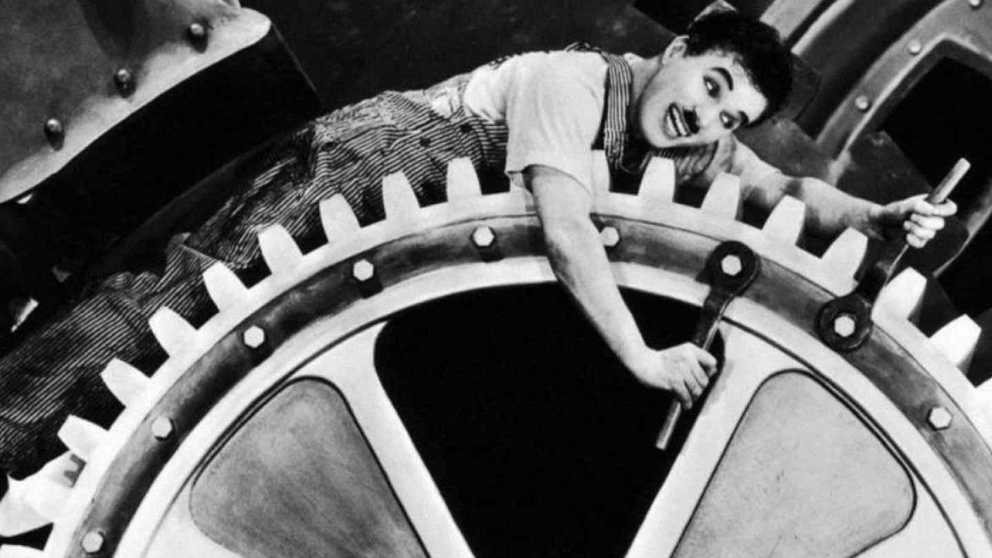 Chaplin, en un fotograma de 'Tiempos modernos'. (Warner)