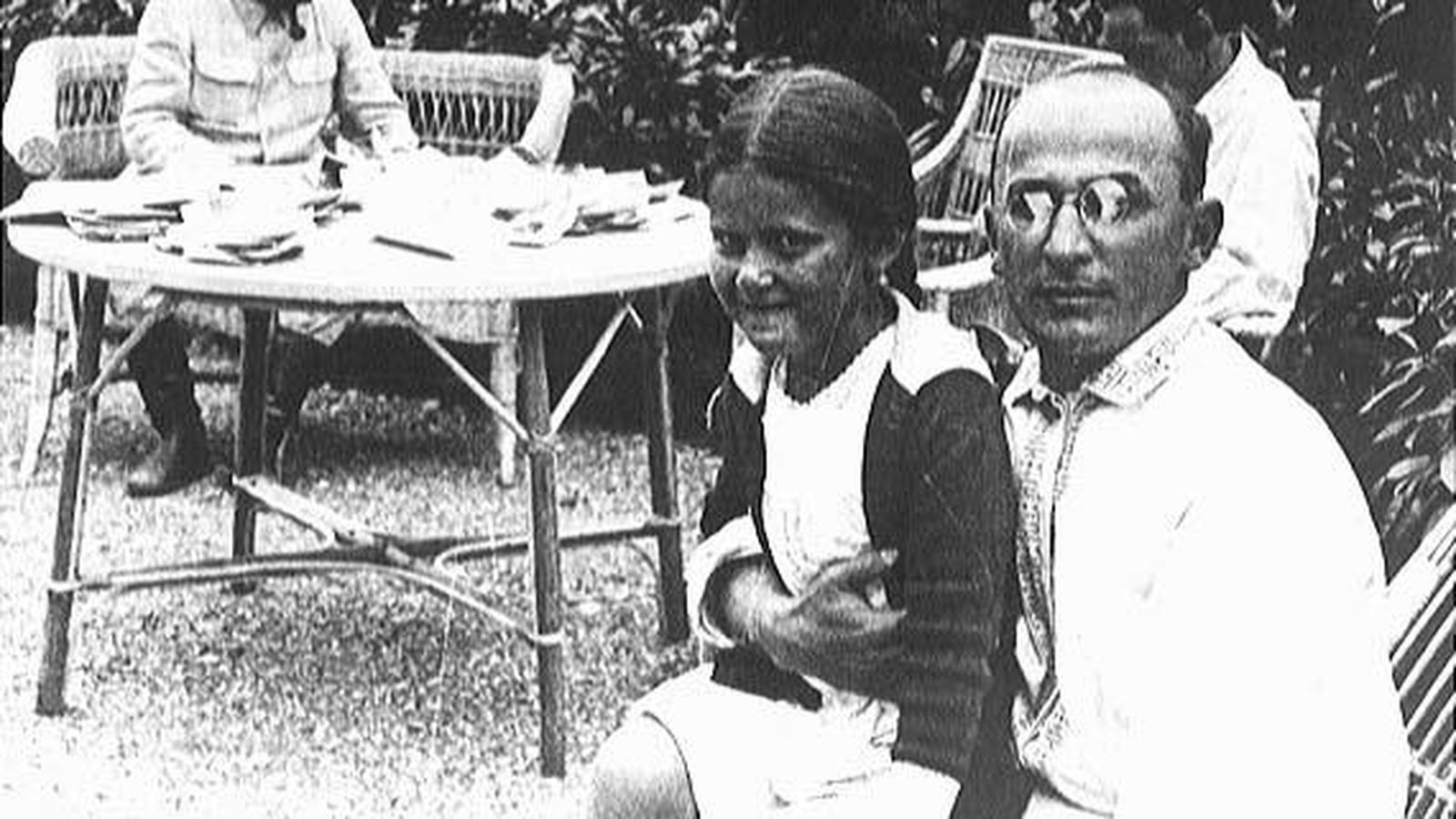 Foto: Beria, con la hija de Stalin en brazos y el dictador al fondo.
