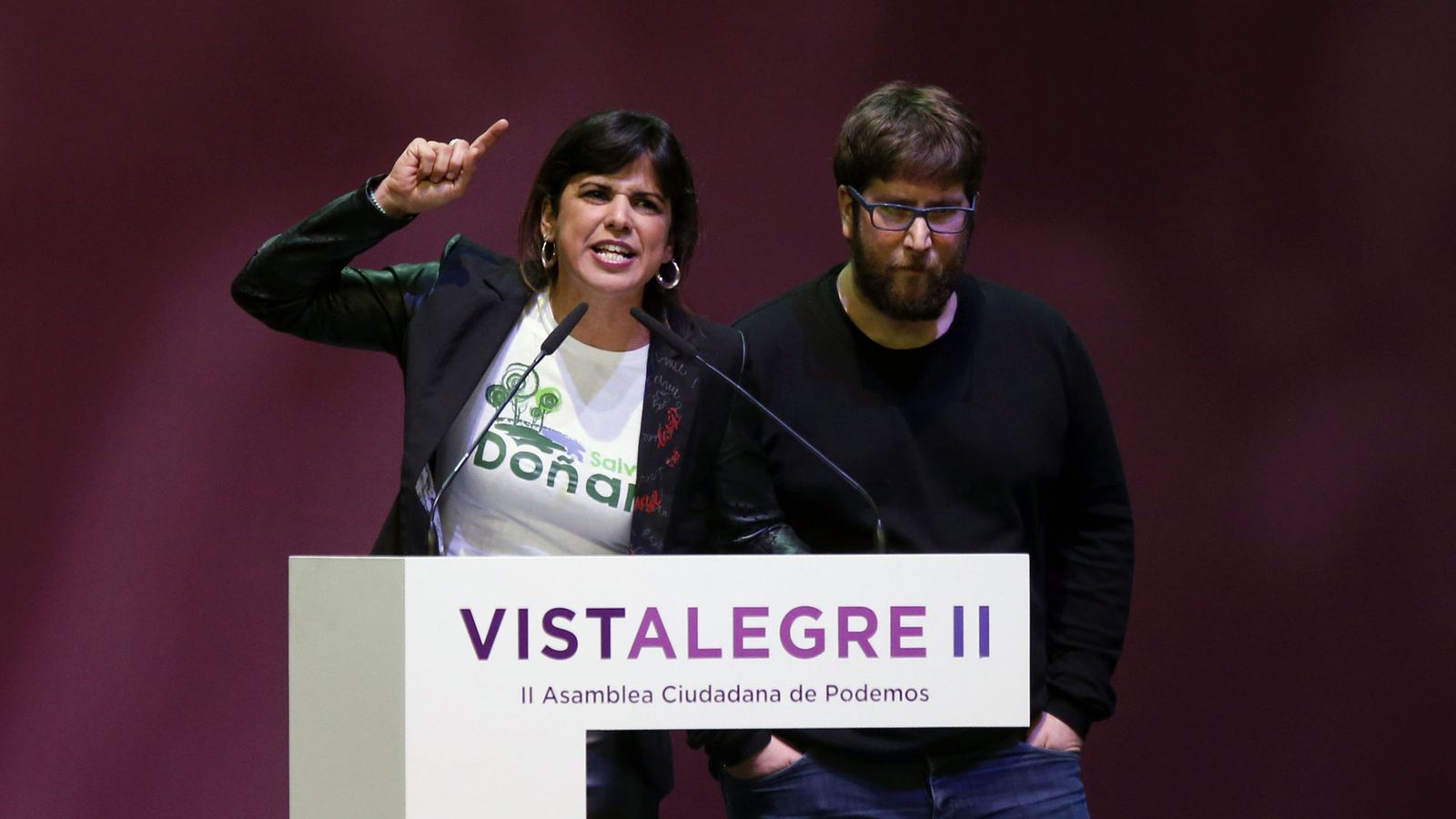 Foto: La coordinadora general de Podemos en Andalucía, Teresa Rodríguez (i), y el eurodiputado de Podemos Miguel Urbán de Anticapitalistas, durante la asamblea de Vistalegre II. (EFE)