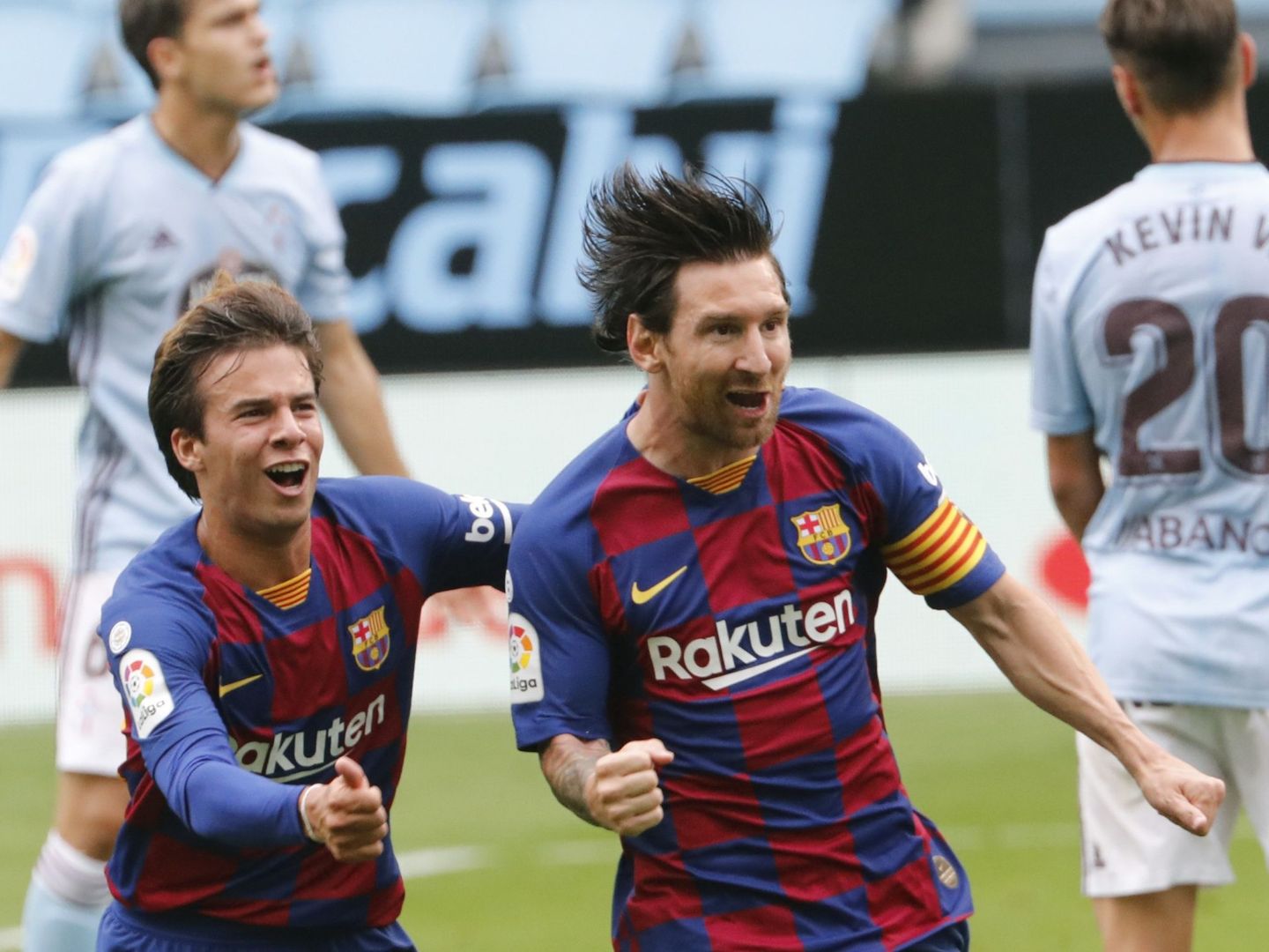 Riqui Puig y Messi celebran el gol de Luis Suárez al Celta de la temporada pasada. (EFE)