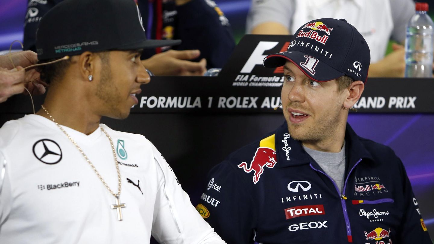 Vettel charlando con Hamilton este jueves.