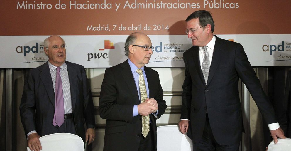 Montoro (c), el presidente de la APD, Rafael Miranda (i) y Carlos Mas Ivars (d), presidente de PwC España.