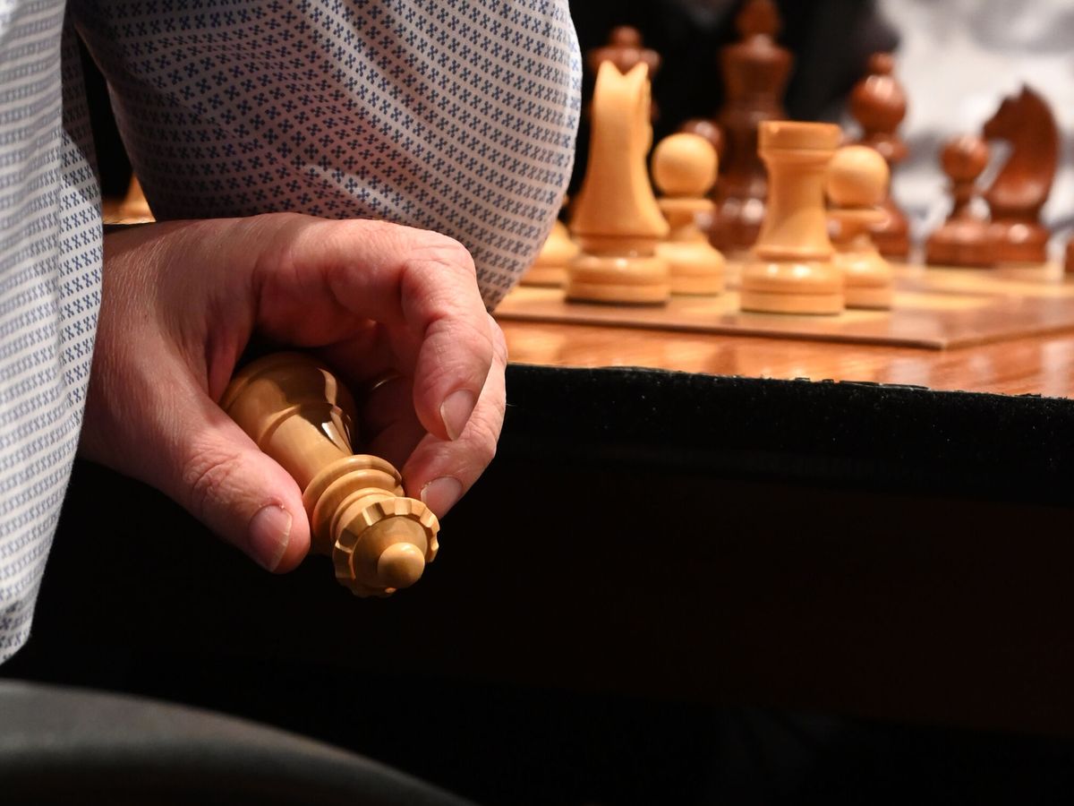 Foto: Un ajedrecista durante un torneo magistral de ajedrez. (EFE/J.Casares)