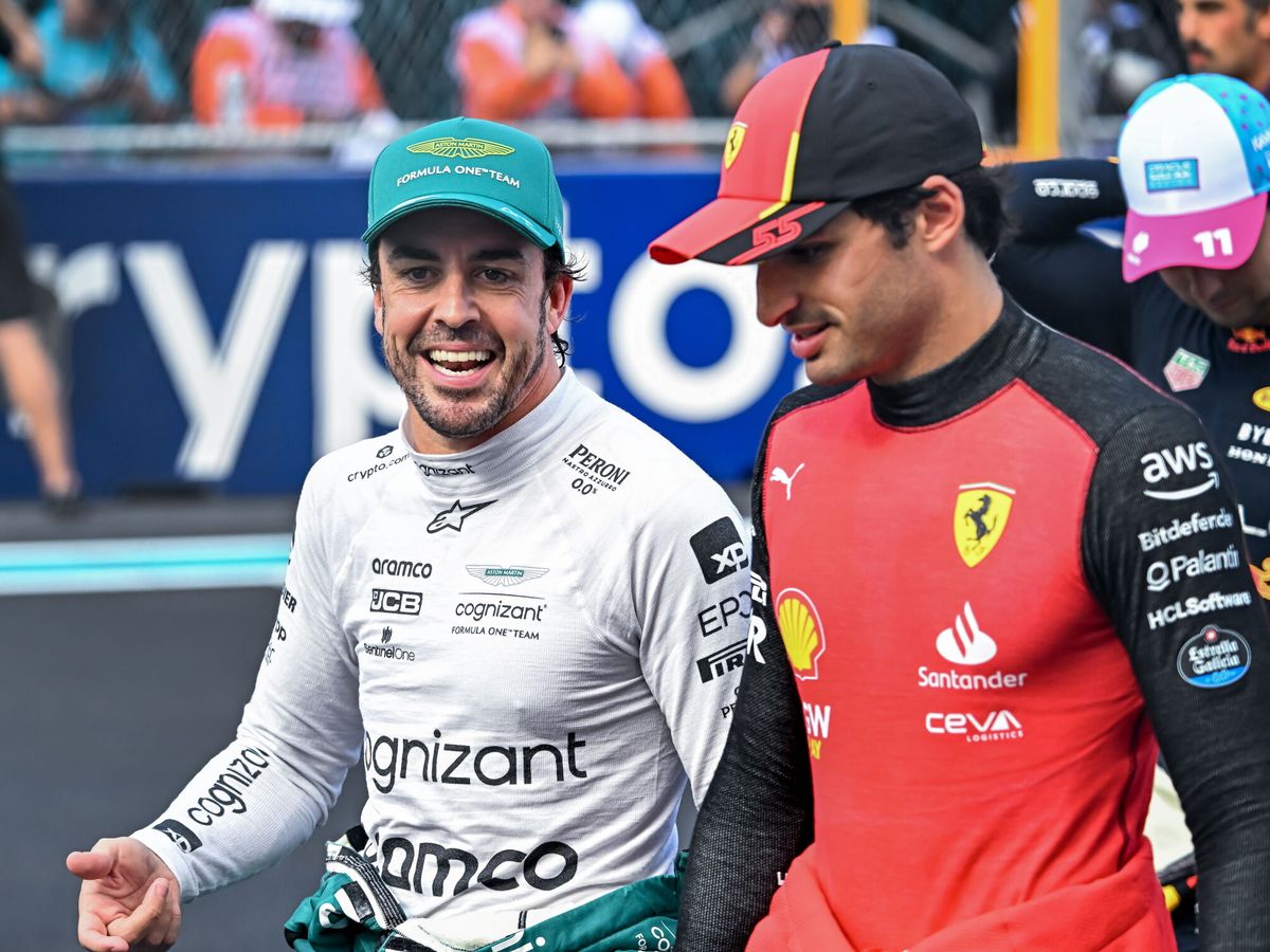 Foto: Alonso y Sainz, durante el GP de Miami. (EFE/EPA/Chandan Khanna)
