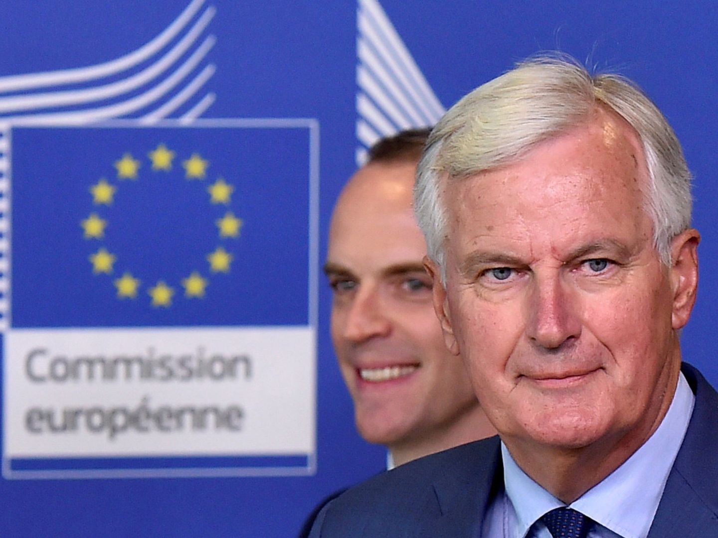 Michel Barnier, negociador de la UE para el Brexit, con su homólogo británico, Dominic Raab, en Bruselas. (Reuters)