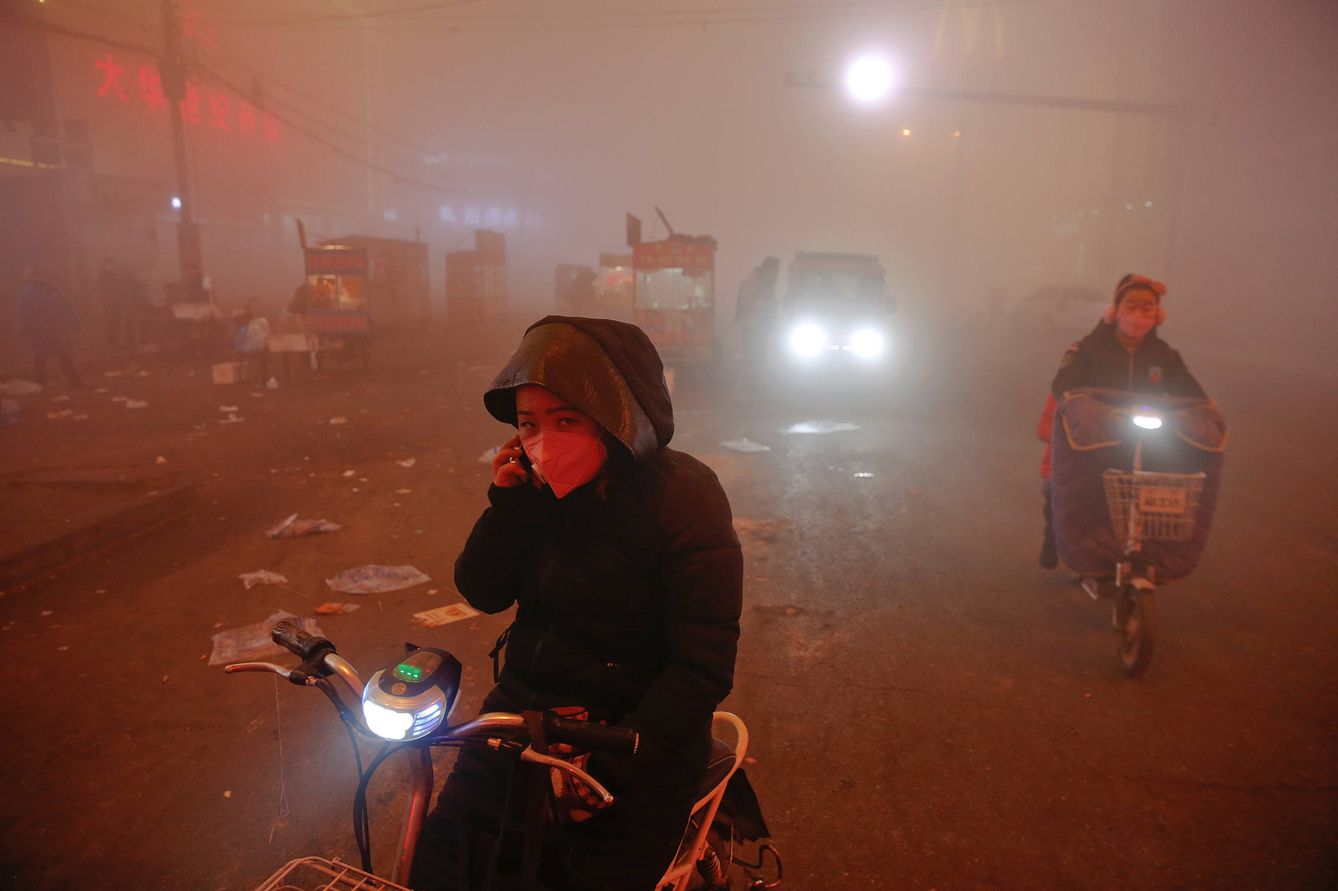 Ciudadanos en una día de alerta roja por contaminación en Shengfang, provincia de Hebei. (Reuters)