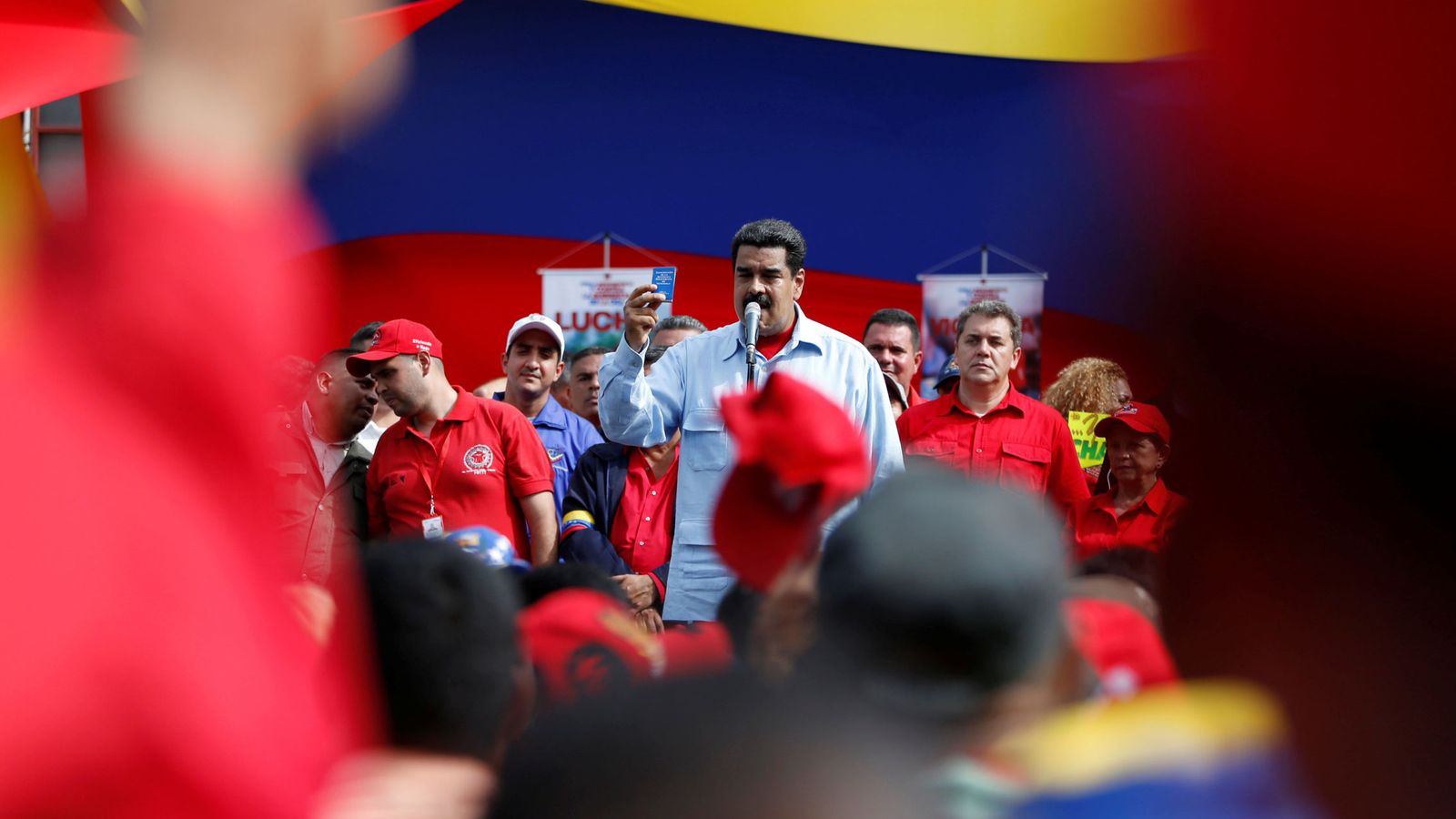 Foto: El presidente de Venezuela, Nicolás Maduro, sostiene una copia de la Constitución durante un mitin en Caracas (Reuters).
