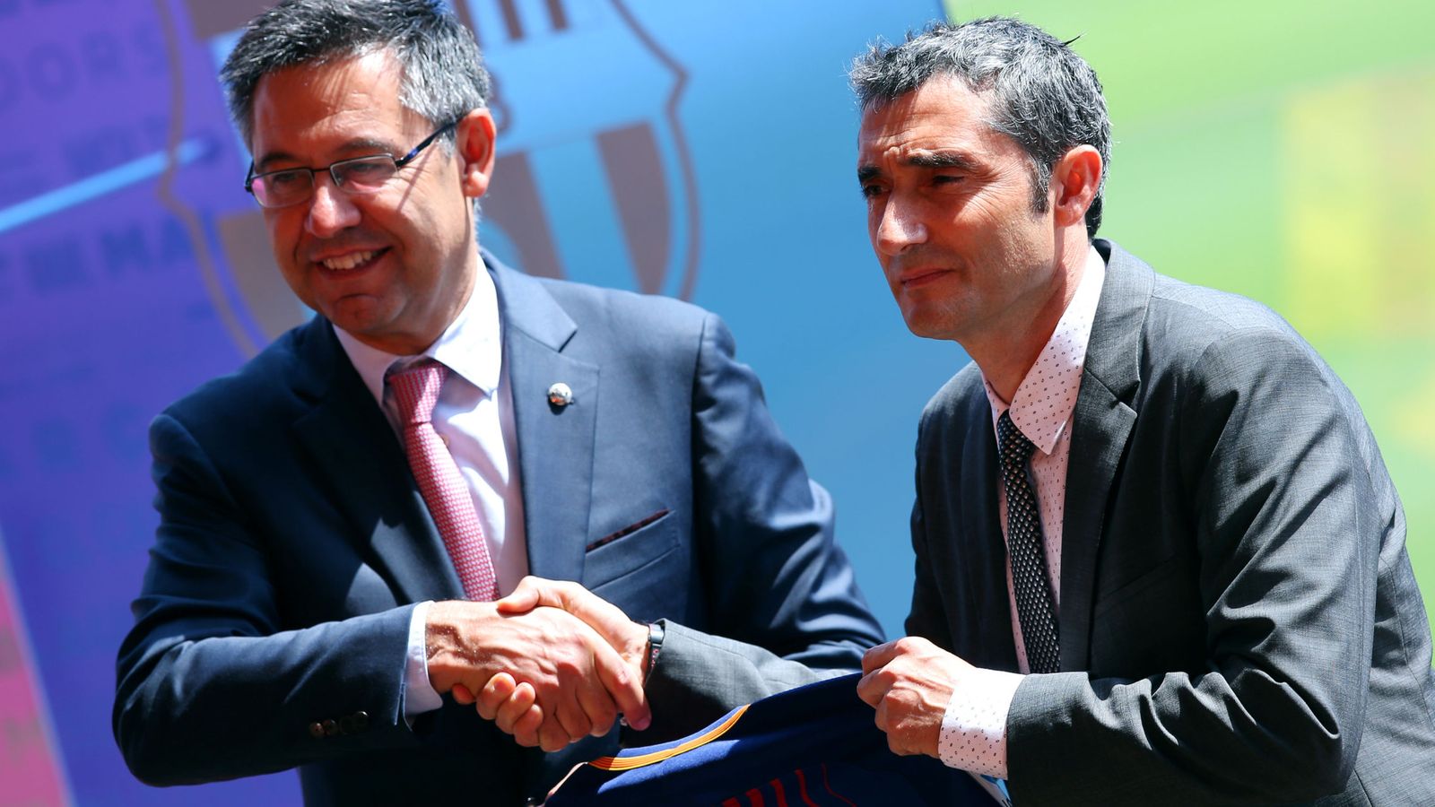 Foto: Josep Maria Bartomeu y Ernesto Valverde, en una imagen de la presentación del segundo como entrenador del FC Barcelona en junio de 2017. (Reuters)