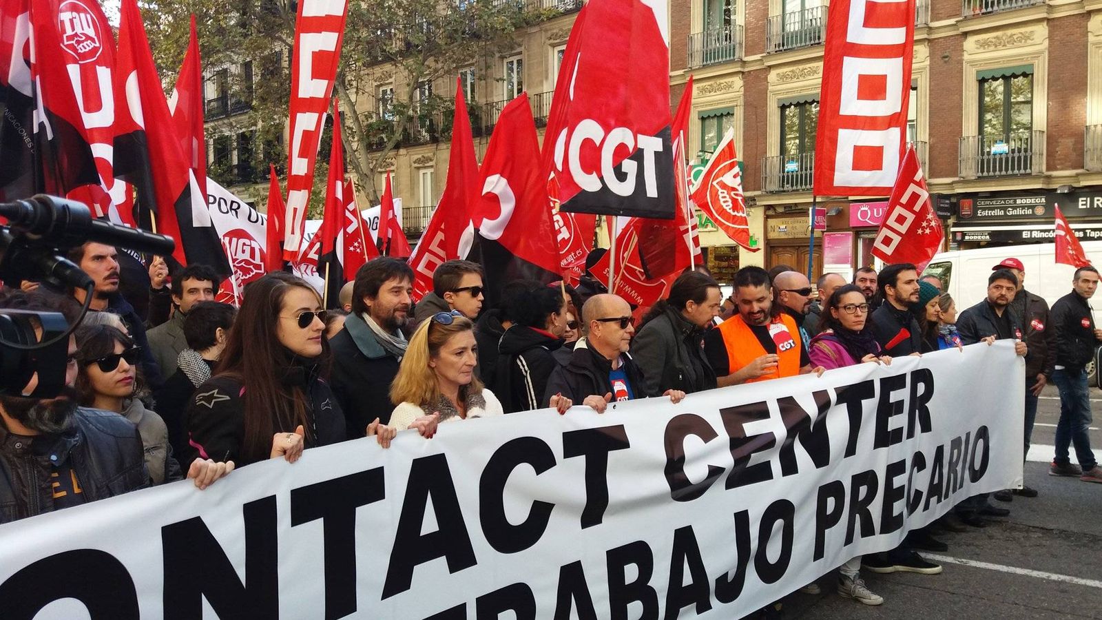 Foto: Los dirigentes de Unidos Podemos sostienen la pancarta de cabecera durante la manifestación de la huelga de telemarketing. (I.G.)