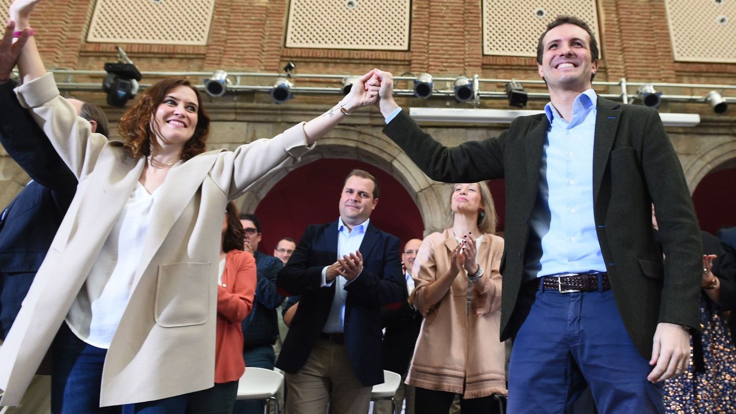El presidente del PP, Pablo Casado, y la candidata a la Comunidad de Madrid, Isabel Díaz Ayuso. (EFE)
