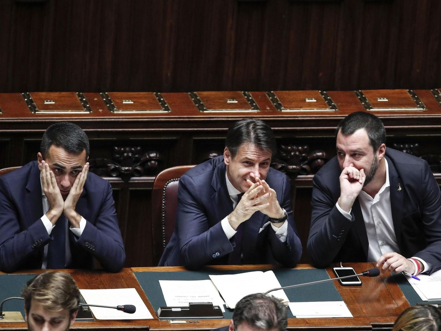  El primer ministro italiano, Giuseppe Conte, y los vicepresidentes del Gobierno de Italia, Matteo Salvini y Luigi Di Maio en el Parlamento. (EFE)